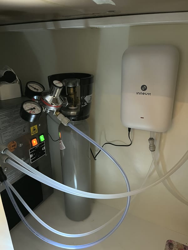Inštalácia pod kuchynskou linkou: CO₂ fľaša, karbonizér a LED UV-C sterilizátor na stene