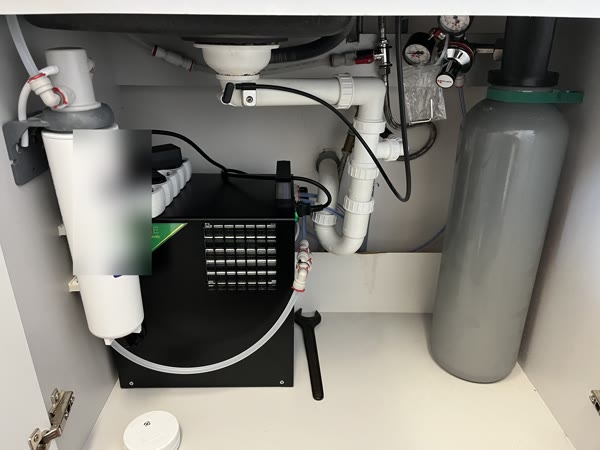 Inštalácia pod drezom: komerčný filter, chladič s karbonizérom a CO₂ fľaša. Za filtrom (na fotke nie je vidno) je LED UV-C sterilizátor.